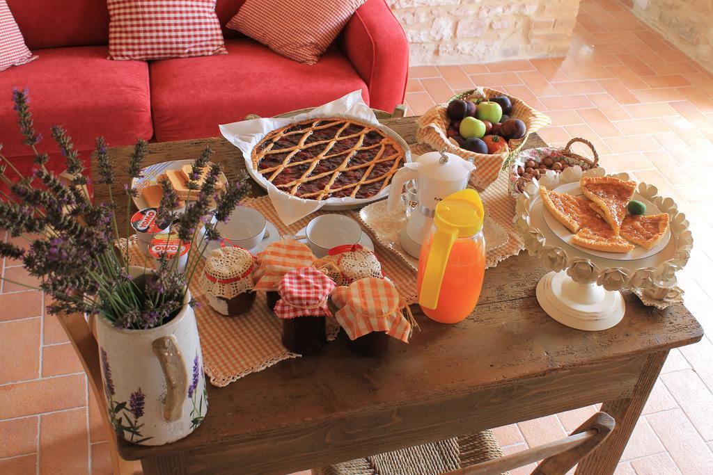 B&B Il Poggetto Serra SantʼAbbondio 외부 사진
